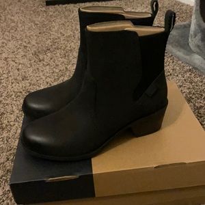 Teva boots size 7 never worn
